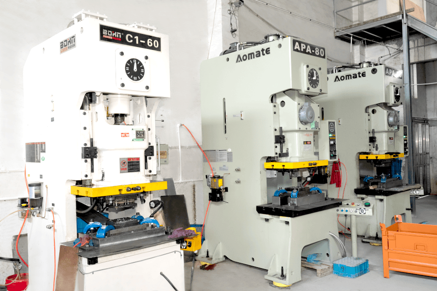 Enkelt-takts stansepresse